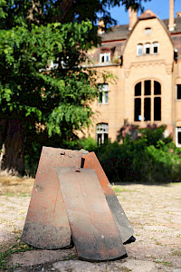 Dachziegelspende für das kaputte Haus